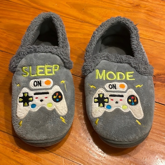 Size 2-3 Wonder Nation gray fleece lined embroidered slip on house shoes slipper - Picture 1 of 12